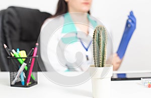 Velký kaktus stojany proti z lékař nošení rukavice. z bolest hemoroidy anální 