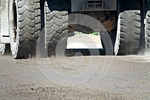 Large-capacity dump truck huge wheels