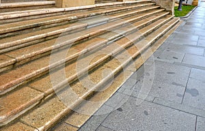 The large-capacity staircase in front of public buildings fulfills a representative and decorative function with the theatricality