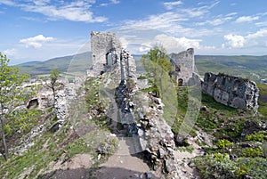 Velký komplex zříceniny hradu