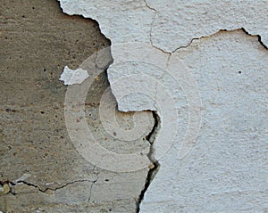 Large crack in the center of the wall