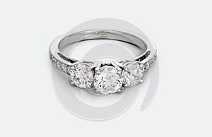 Veľký diamant solitér zasnúbenia alebo snubný prsteň 