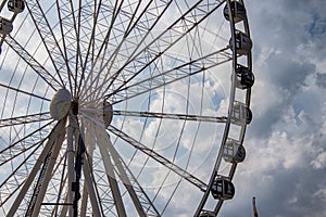 Large Ferris wheel in a park on a cloudy day
