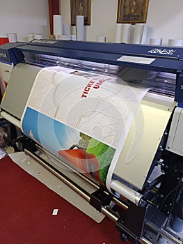 Large format printing in Epson machine in creative factory