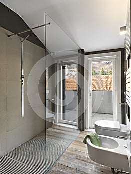 Large glass shower cubicle in a modern bahtroom