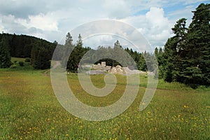 Veľká zelená lúka uprostred Národného parku Slovenský raj