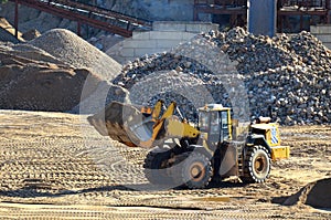 Large heavy front-end loader or all-wheel bulldozer for mechanization of loading, digging and excavation operations in open quarry