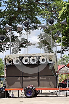 Large loudspeaker cabinets with a large number of speakers, sound amplification concept mounted on wheels, moving speakers