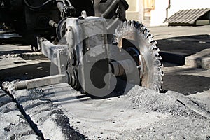 Large metal cutter for cutting asphalt and concrete
