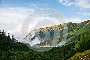 Veľký hmlový oblak stúpajúci horskou dolinou na slovensku, Tatry