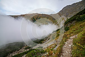 Velký mlhavý mrak lezení horské údolí na slovensku, tatra