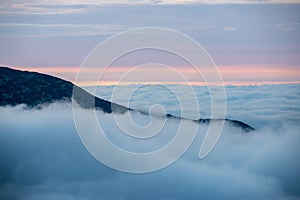 Veľký hmlový oblak stúpajúci horskou dolinou na slovensku, Tatry