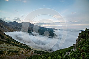 Veľký hmlový oblak stúpajúci horskou dolinou na slovensku, Tatry