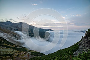 Veľký hmlový oblak stúpajúci horskou dolinou na slovensku, Tatry