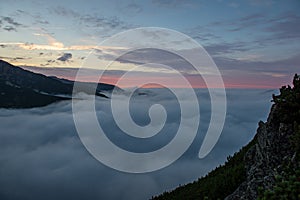 Veľký hmlový oblak stúpajúci horskou dolinou na slovensku, Tatry