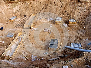 Large pit and foundation with reinforcement