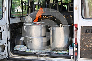 Large pots for transporting food in a van of non-governmental or