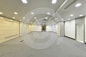 Large room to dedicate to empty offices, with floors covered with gray carpet