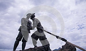 large-scale sculpture of military and civilian fish and water, Shigu Town, the first bay of the Yangtze River.