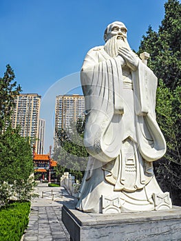 Large statue of the great philosopher Confucius