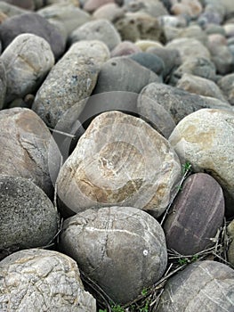 Large stones appear that have natural colors