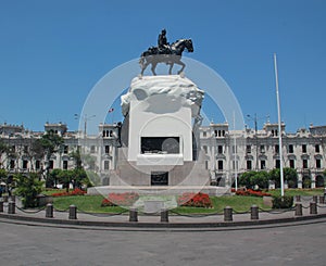 Large urban square with a monument to JosÃ© de San MartÃ­n, gardens