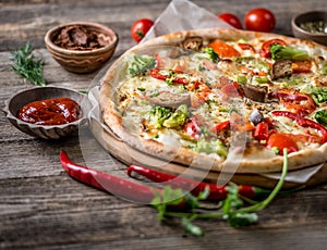 Large vegeterian pizza with sauces and pepper