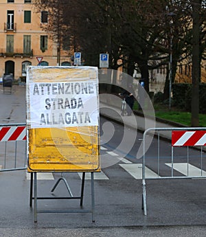 Large warning sign with big text in italian language that means CAUTION FLOODED ROAD