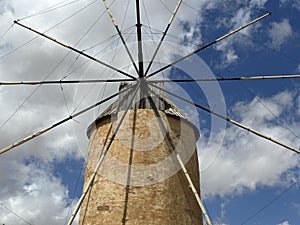 Nubes atropellar a través de El gran molino a través de intenso cielo azul 