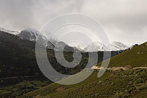 Montana vehículo carreteras a nevado picos durante otono en del Norte montanas 