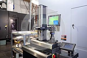 Laser device for setting up tools outside the machine with a TFT monitor . Metalworking shop