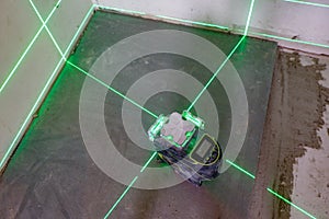 The laser level marks the lines for marking on the construction site