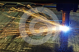 Laser or plasma cutting of metal sheet with sparks
