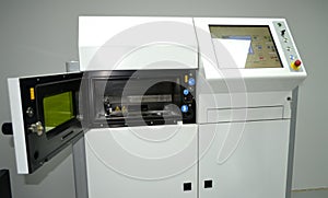 Open working chamber of a laser sintering machine for metal