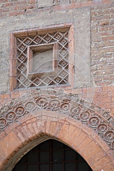 Late Gothic architecture in italy, vaulted door (1400).