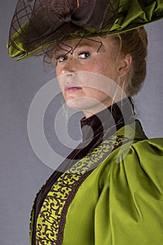 Pozdě viktoriánský žena v zelený hedvábí soubor 