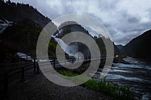 Silný dvojče vodopád po 10. v norsko červen 2019 