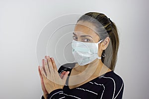 Latin American woman wearing a virus mask