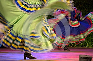 Latín mujer extravagante bailar 