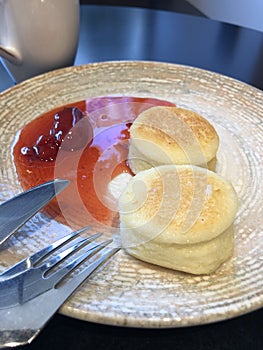 Latte with cinnamon and cheesecakes with strawberry jam