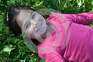Usměvavý ležící na tráva 