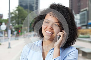 Lächelnd Hispanisch eine Frau die stadt Apropos auf der telefon 