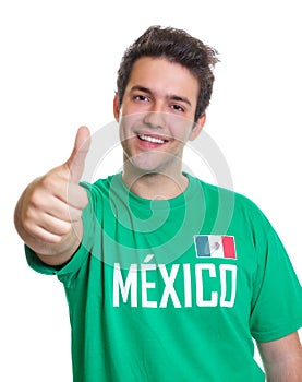 Sonriente mexicano Deportes ventilador desplegado pulgar arriba 