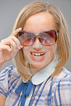 Sonriente una mujer alumno agotador gafas de sol 