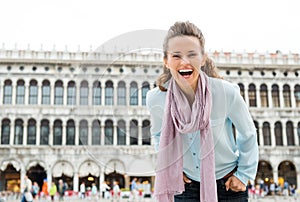 Usměvavý žena turista sklon k v značky 
