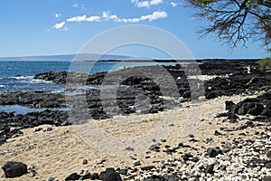 Lava field and pacific ocean at la perouse bay