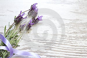 Lavanda fiori sul antico di legno tavole 