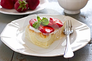 Law-fat cheesecake with strawberries and honey