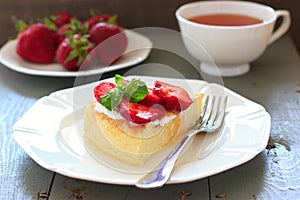 Law-fat cheesecake with strawberries and honey