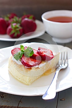 Law-fat cheesecake with strawberries and honey